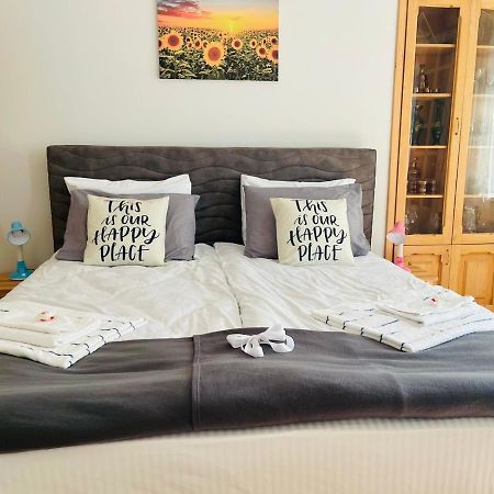 Spacious 2 Bedrooms In The Center Of Yerevan Exterior foto