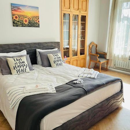 Spacious 2 Bedrooms In The Center Of Yerevan Exterior foto