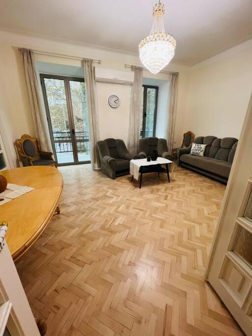Spacious 2 Bedrooms In The Center Of Yerevan Exterior foto
