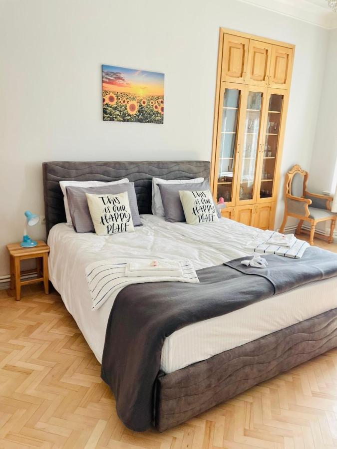 Spacious 2 Bedrooms In The Center Of Yerevan Exterior foto